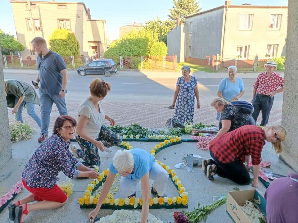 Szykowanie ołtarzy Boże Ciało